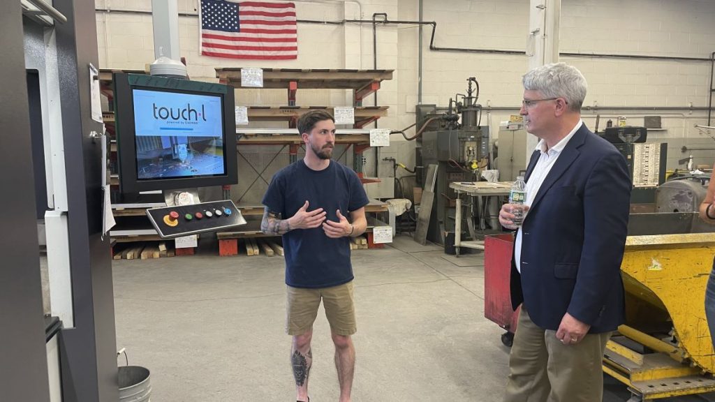 Team member Alan talks with Congressman Williams about Eagle Metalcraft's recently acquired PUMA laser.